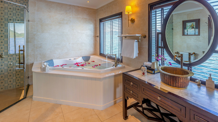 Heritage Line Violet Cruise: The jacuzzi bathtub