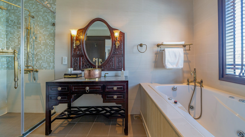 Heritage Line Violet Cruise: The modern and ancient bathroom