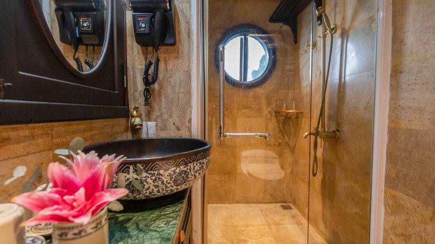 Lamour Private Junk: Standard bathroom