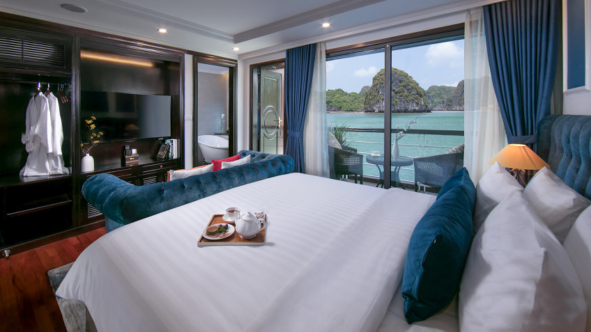 Le Theatre Cruise: Large terrace and seating space