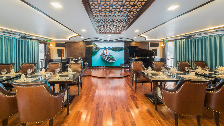 La Regina Legend Cruise: Deluxe atmosphere in La Megia Cafe