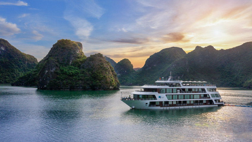 Le Theatre Cruise: Glorious sunset in Lan Ha Bay