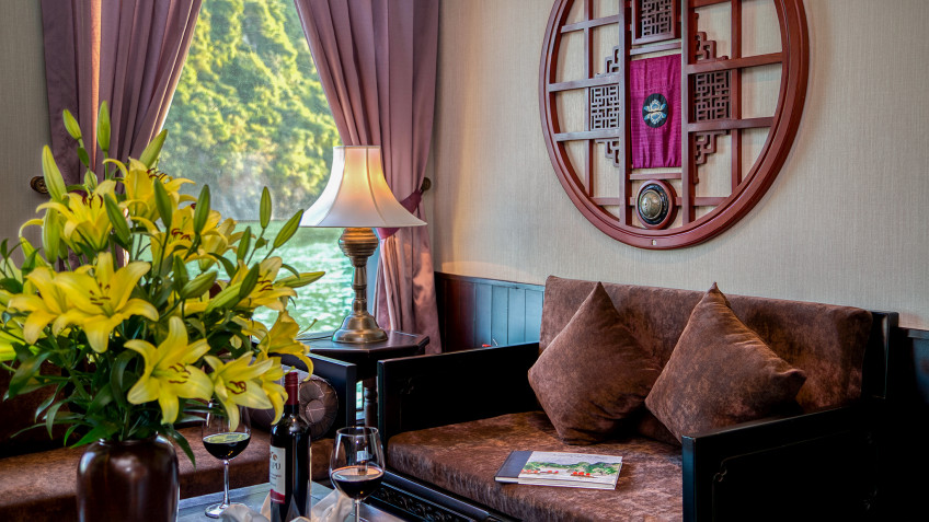 Heritage Line Violet Cruise: Library Lounge