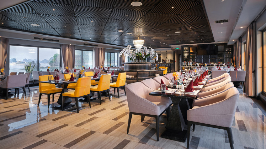 Elite of the Seas Cruise: Spacious Restaurant With Beautiful Bay View