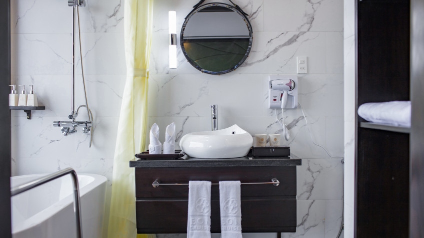 Peony Cruise: Modern Bathroom