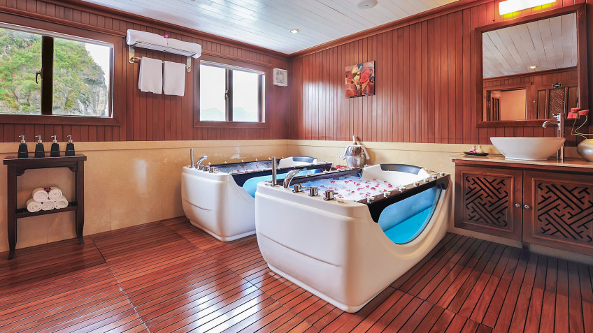 Paradise Peak Cruise: Modern Spa Jacuzzi