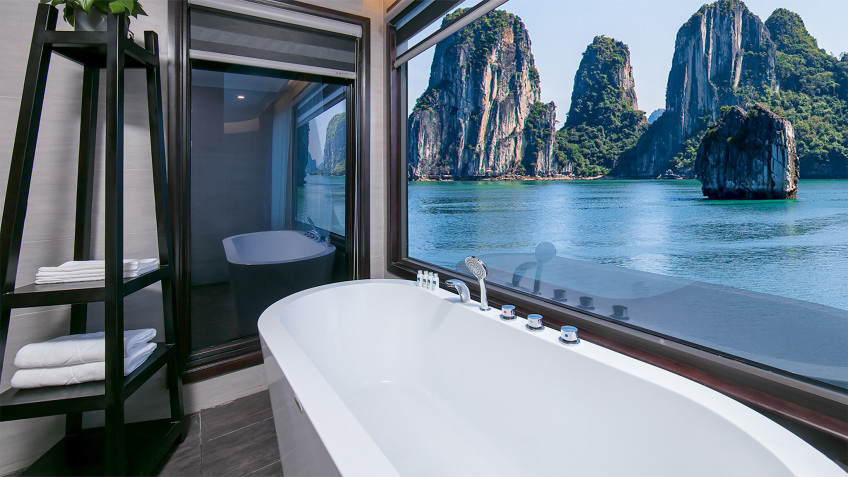 Le Theatre Cruise: Ocean view bathtub