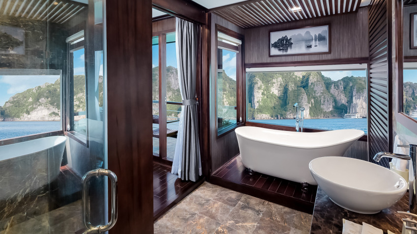 Orchid Classic Cruise: High-end ocean view bathtub