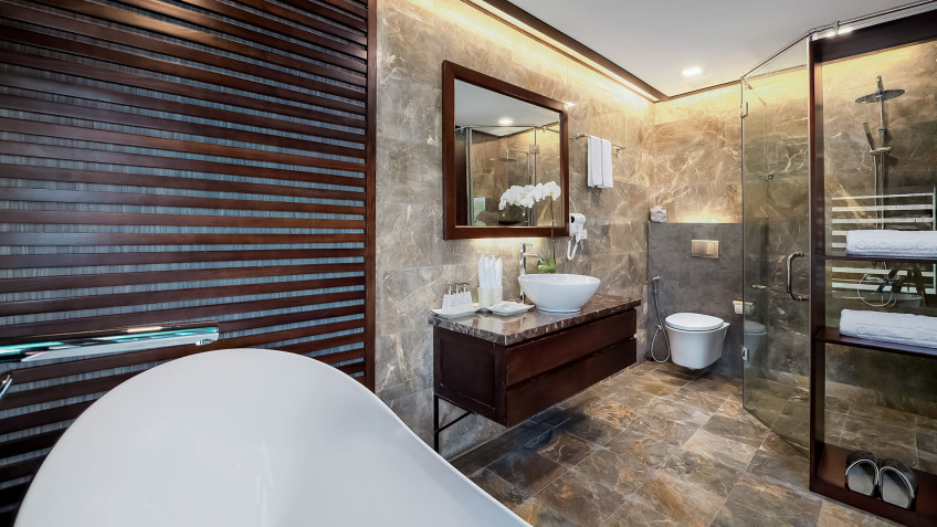 Orchid Classic Cruise: Shower enclosures fully amenities