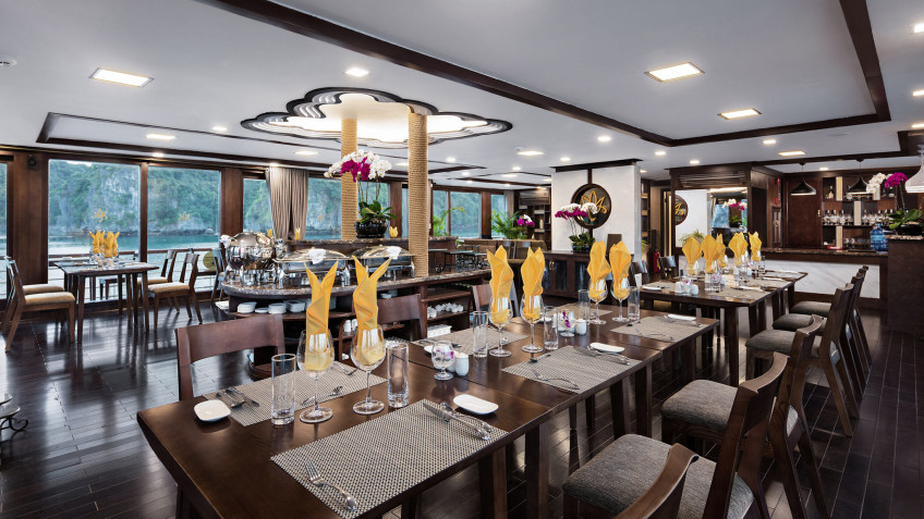 Orchid Classic Cruise: Bright space inside restaurant