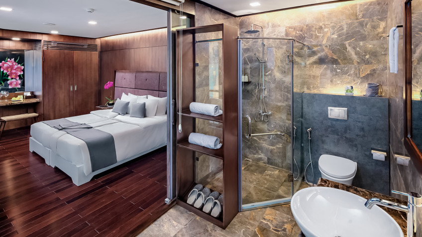 Orchid Classic Cruise: Comfortable en suite bathroom