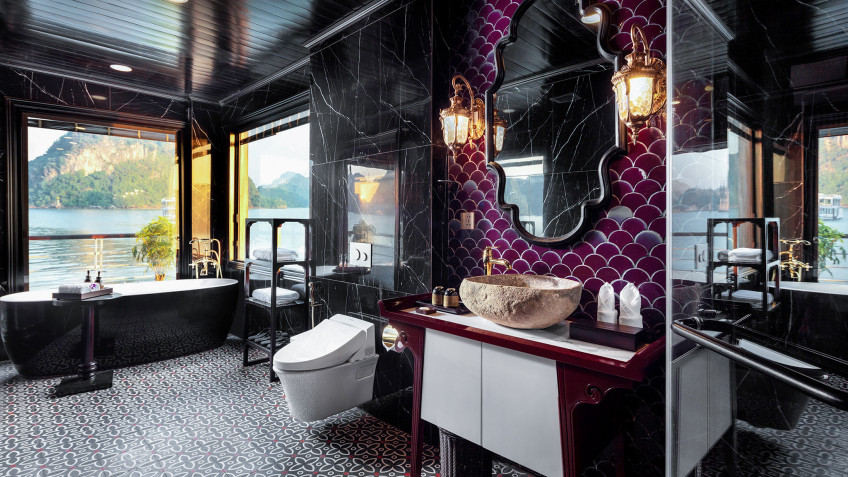 Orchid Premium Cruise: Dreamy bathroom corner overlooking Lan Ha Bay