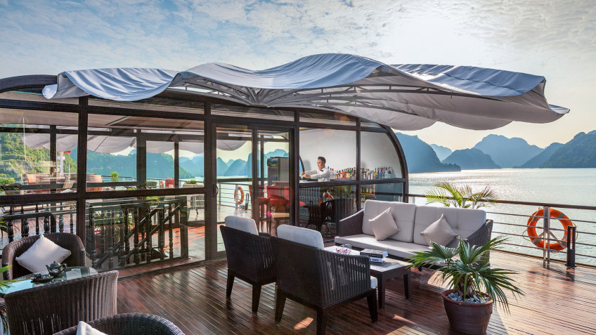 Orchid Premium Cruise: Airy sky bar