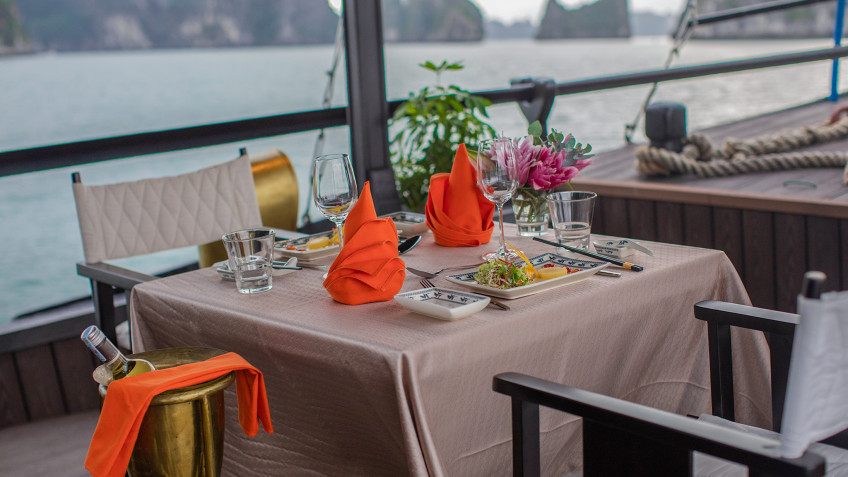 Lamour Private Junk: Savor Eastern outdoor meals