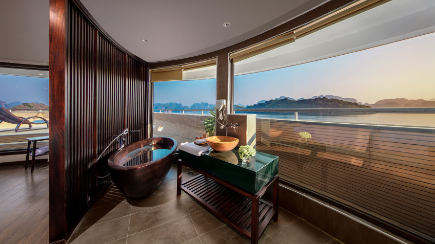 Scarlet Pearl Cruise: Panorama view from wooden bathtub