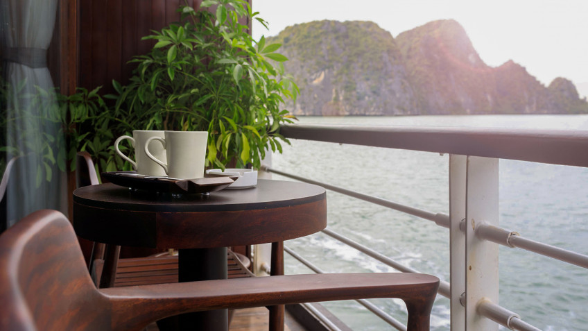 Orchid Trendy Cruise: Relaxing space to admire Lan Ha Bay view