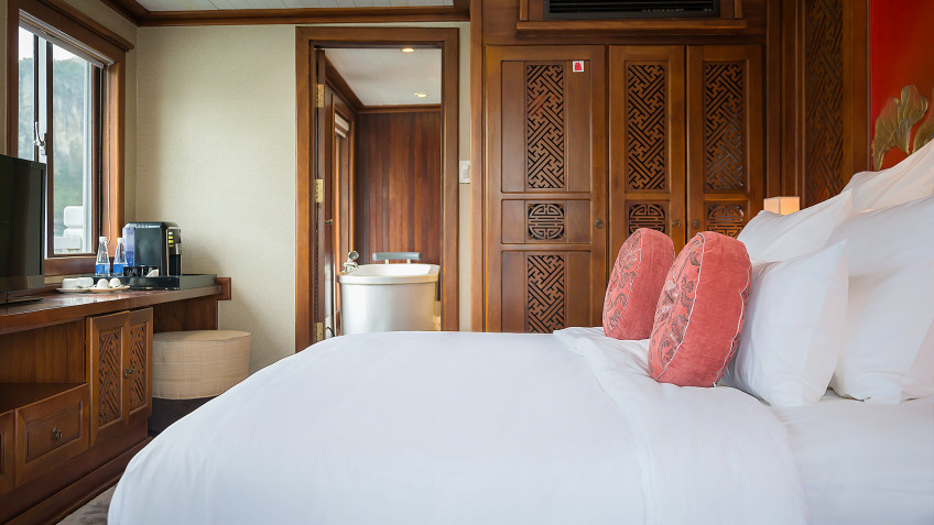 Paradise Peak Cruise: Premium Suite