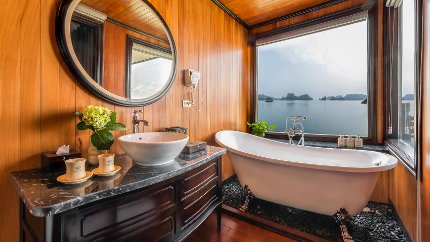 La Regina Legend Cruise: The bathtub with gorgeous view