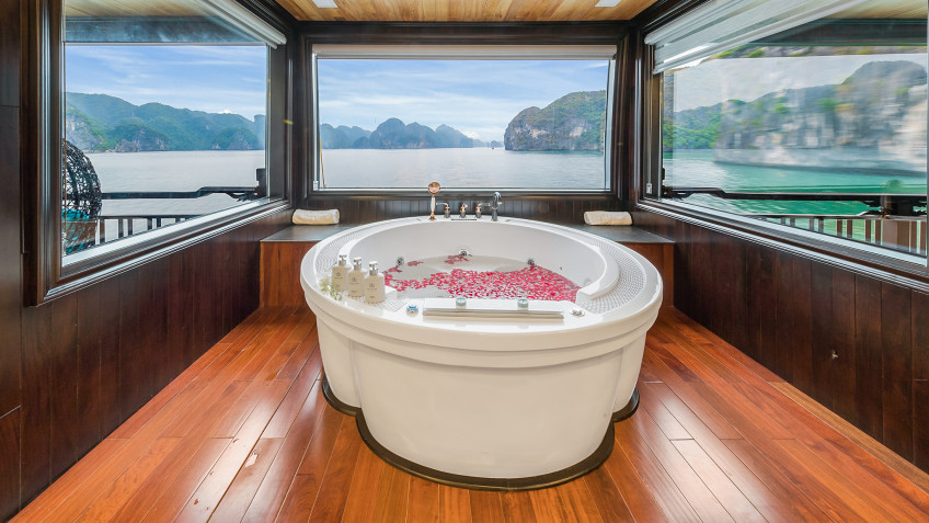 La Regina Legend Cruise: Modern jacuzzi bathtub