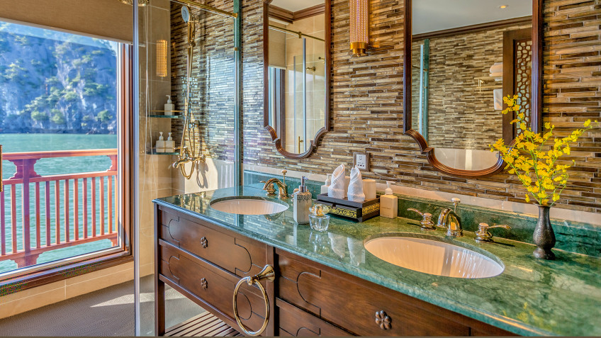 Heritage Line Ylang Cruise: The lavish Bathroom