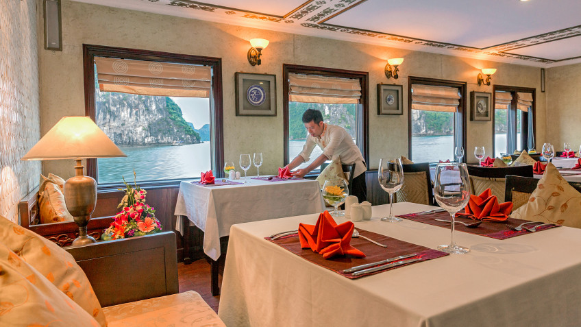 Heritage Line Violet Cruise: Restaurant with dedicated staff