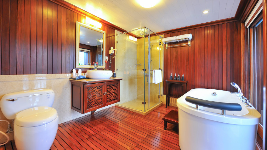 Paradise Peak Cruise: Royal Traditional Vibe Bathroom
