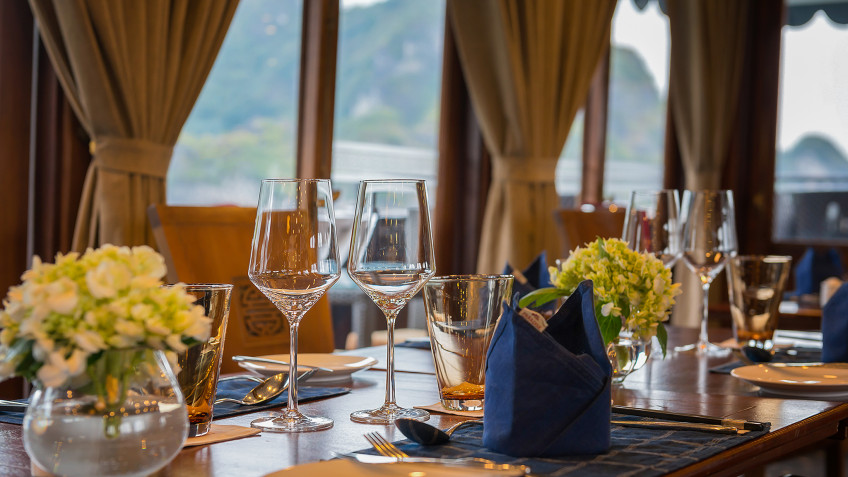 Paradise Peak Cruise: Luxury Royal Vibe Set Table