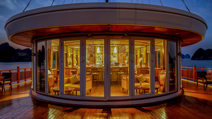 Heritage Line Ylang Cruise: Sky Bar at night