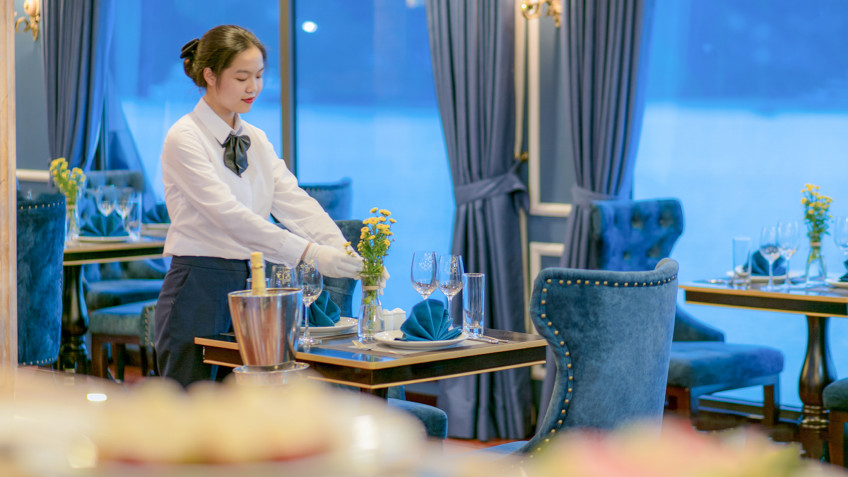 Le Theatre Cruise: Staff Sets Up Dinning Table