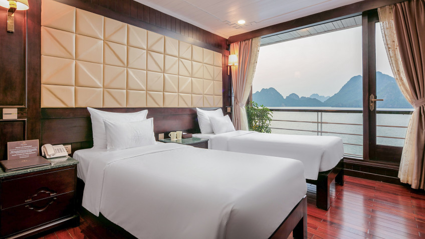 MilaLux Cruise: Spacious corner unit with sea view