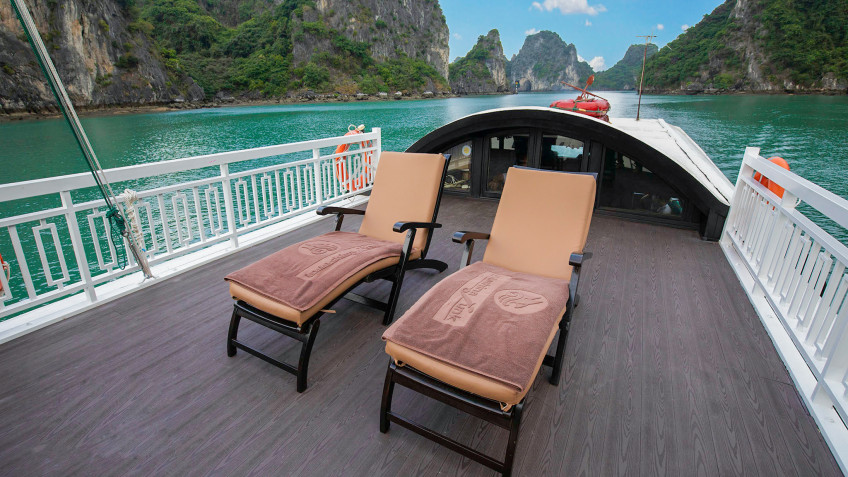 Lamour Private Junk: Sharing private romantic moments on sundeck