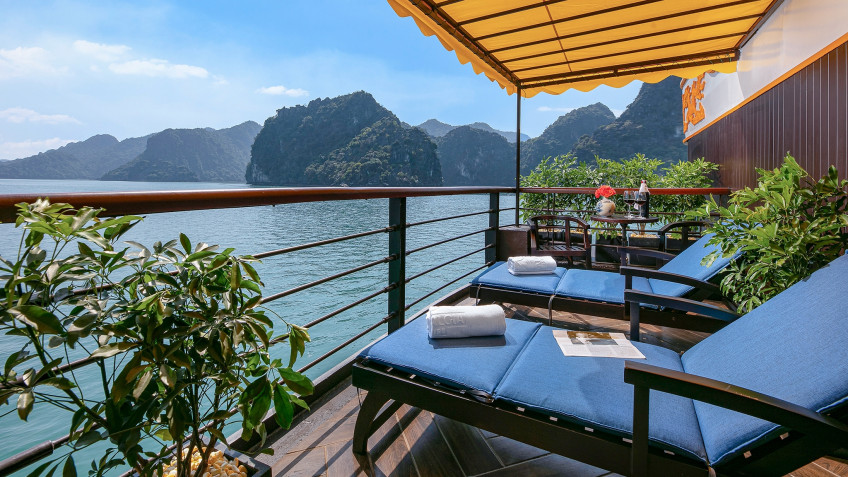 Nostalgia Cruise: Sunbathe on loungers