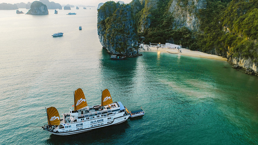 The mid-range junk boat