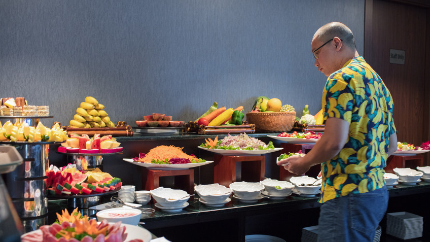 Scarlet Pearl Cruise: Relish various tropical foods