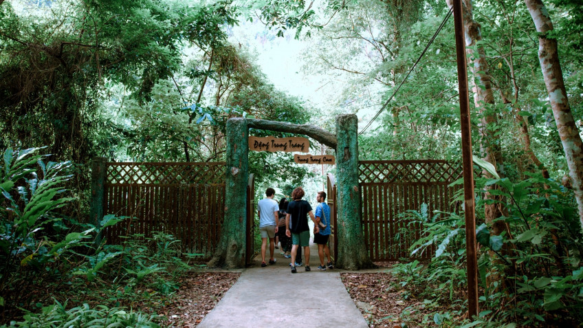 Calypso Cruise: Visit Trung Trang Cave