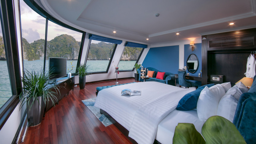 Le Theatre Cruise: Wide unbroken view cabin