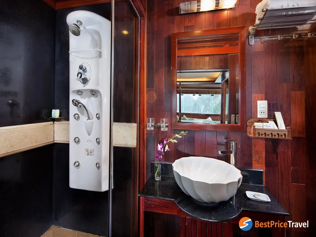 Paloma Cruise Suite Bathroom
