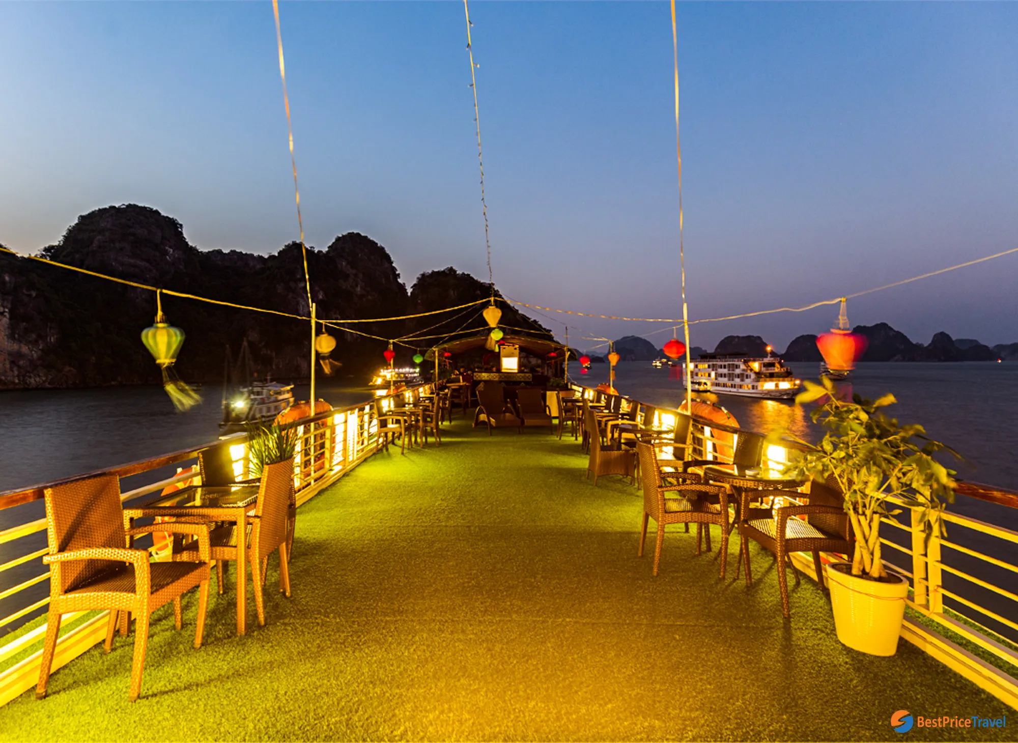 Paloma Cruise Sundeck Night
