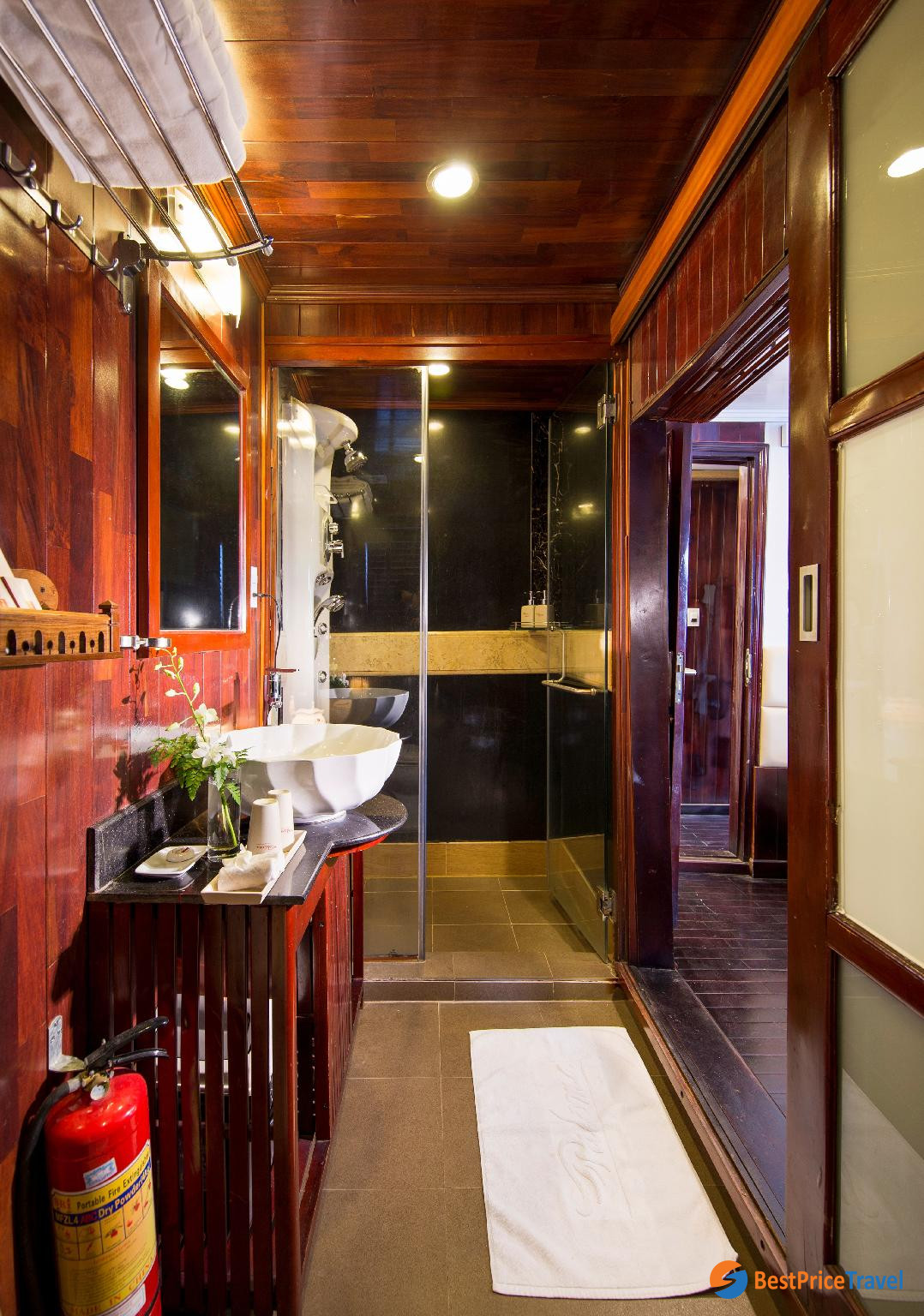Paloma Cruise Bathroom