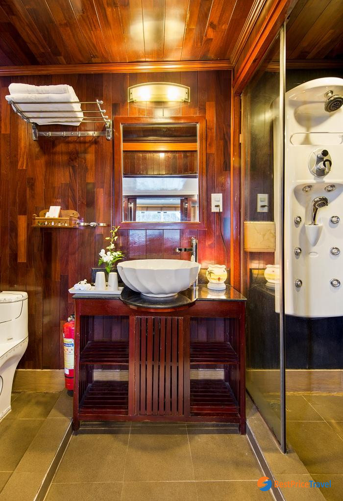 Paloma Family Executive Suite Bathroom