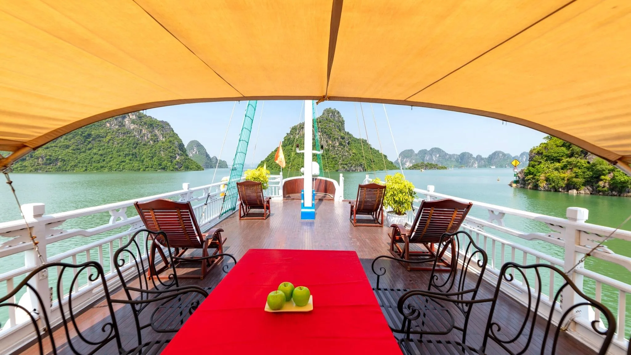 Large sundeck next to bar