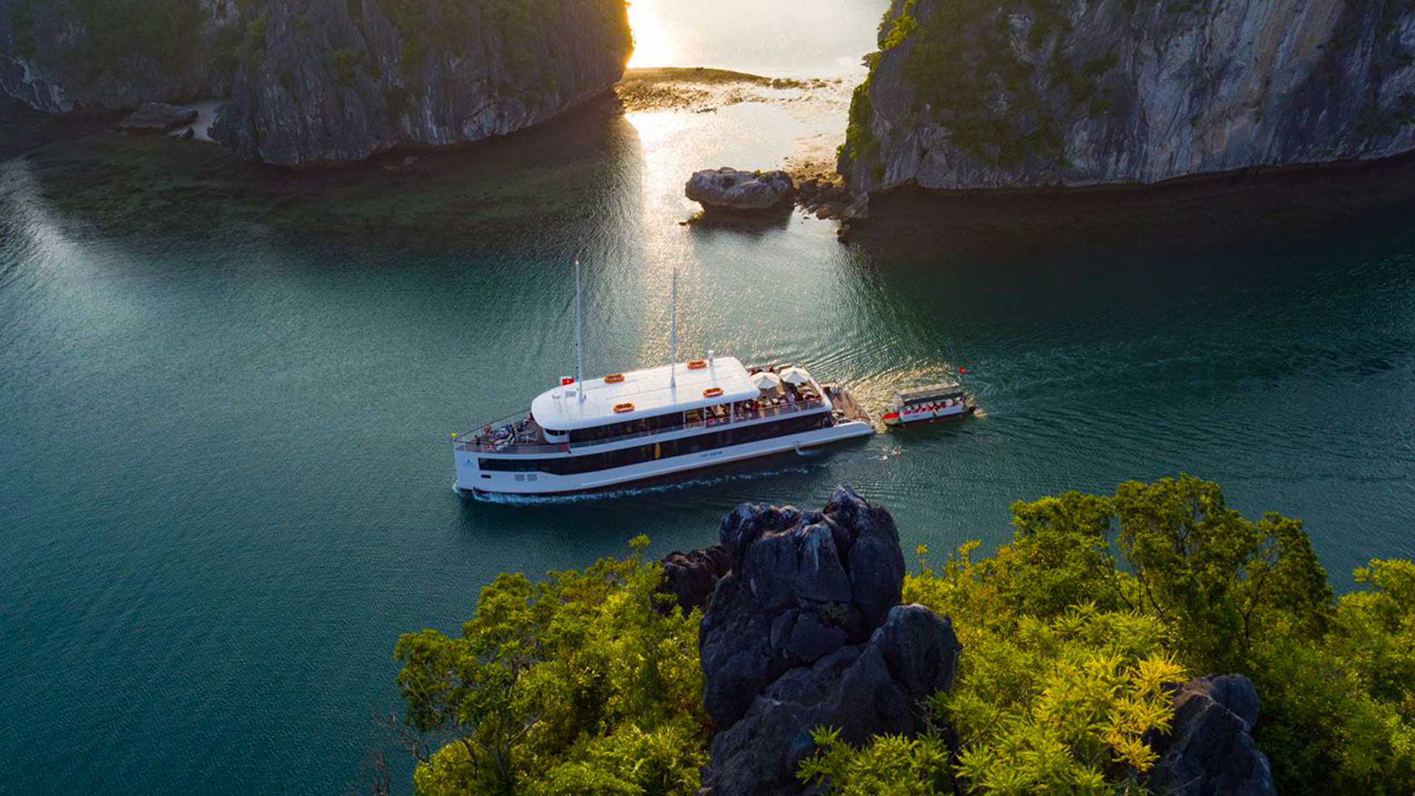 Jade Sails Cruise is one of the very few 5-star day cruises in Lan Ha Bay.