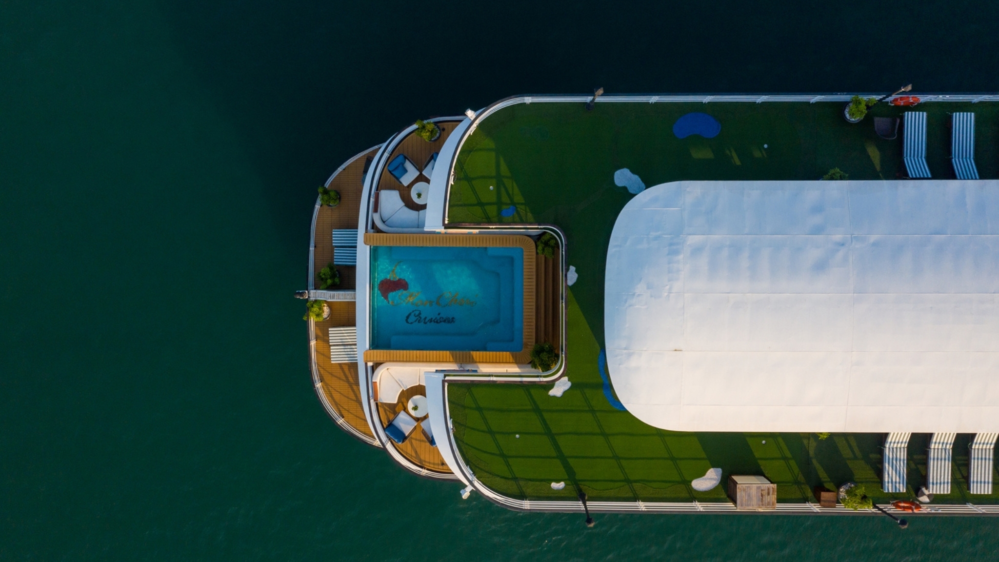 The sundeck on Mon Cheri cruise Halong Bay is well-designed for the fullest relaxation.