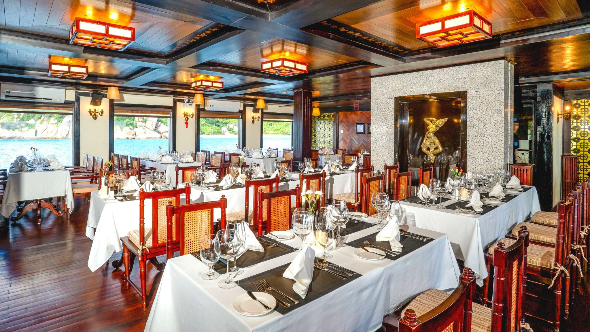 Deluxe Restaurant With Luxury Setup