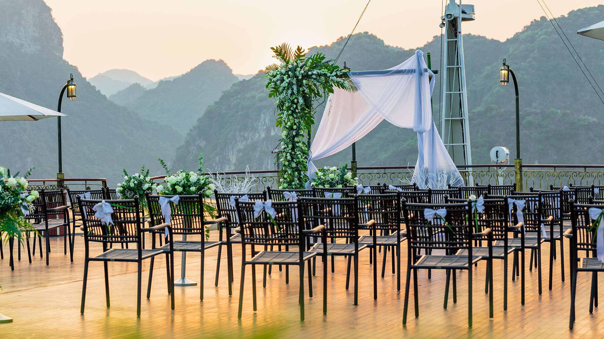 Indochine Cruise es un crucero de bodas favorito para las parejas que viajan a la bah&iacute;a de Halong.