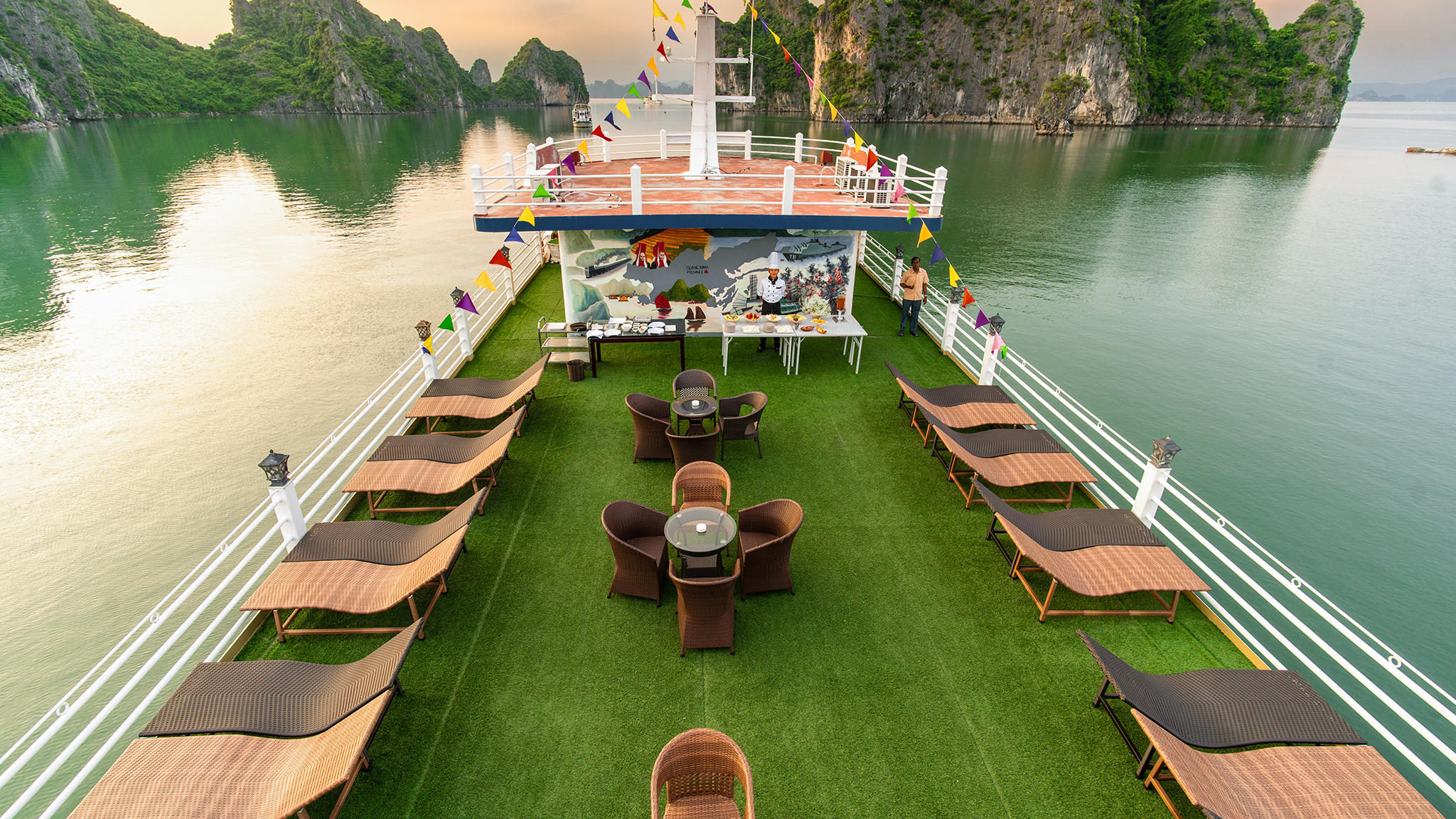Well-designed sundeck, an ideal spot for sightseeing Bai Tu Long Bay