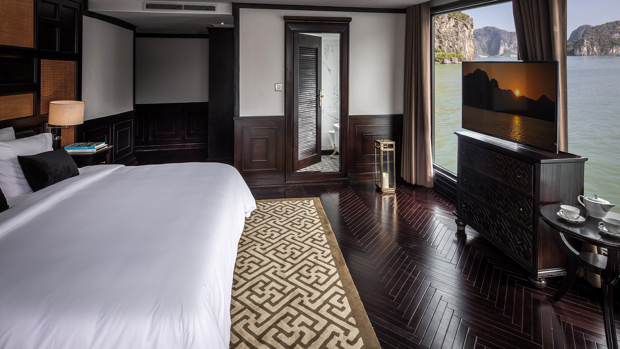 Lavish room with Halong Panorama