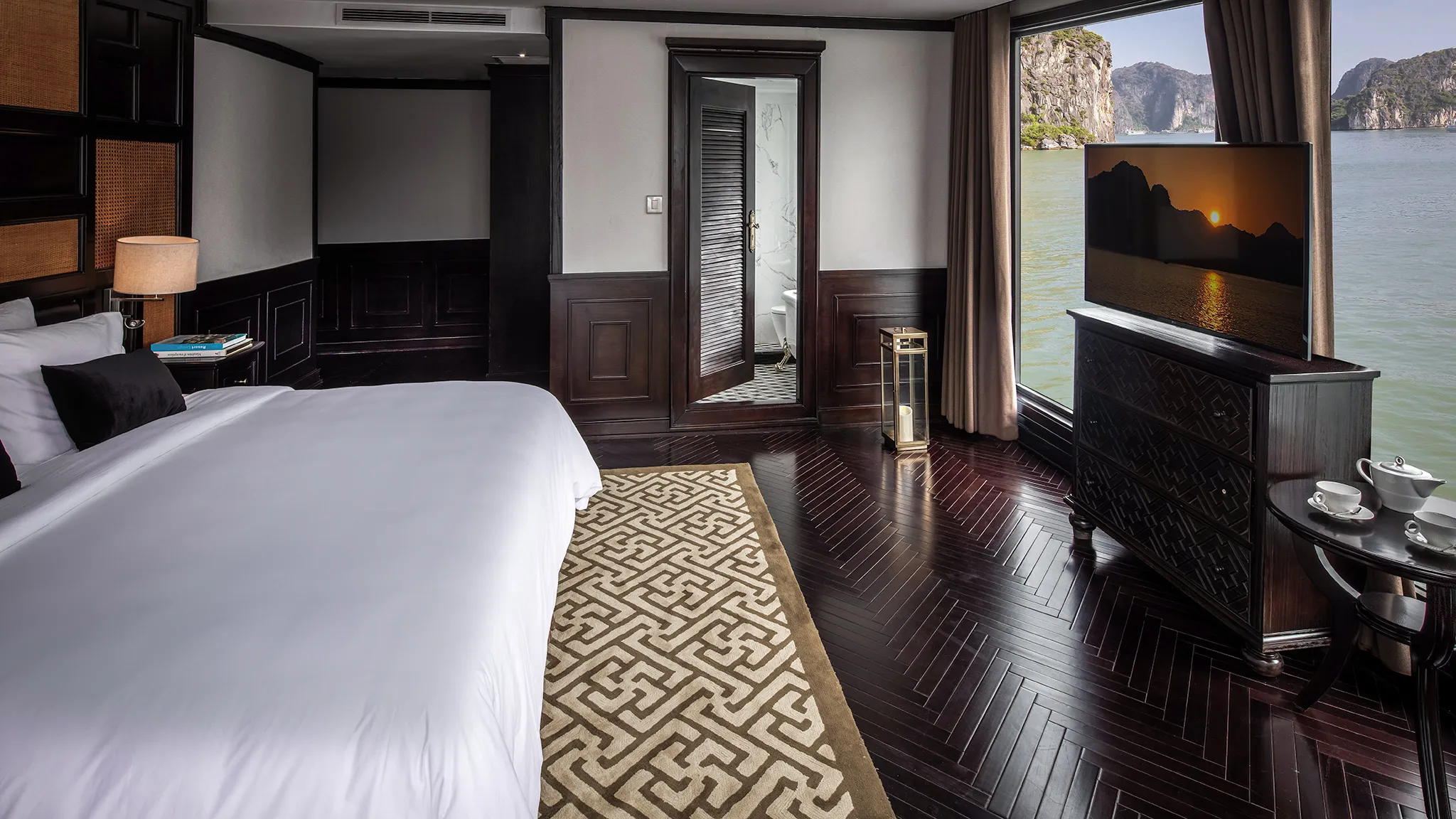 Lavish room with Halong Panorama