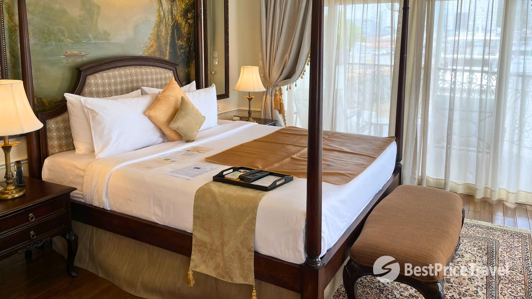 Comfortable King Bed Onboard