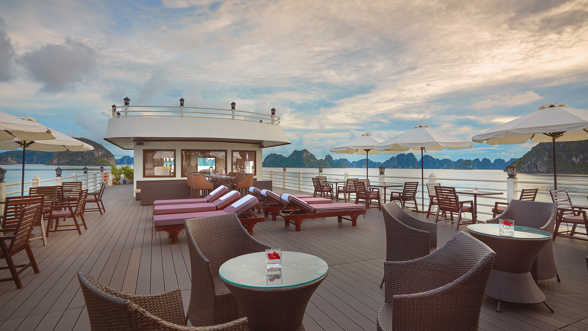 Broad sundeck with outdoor bar
